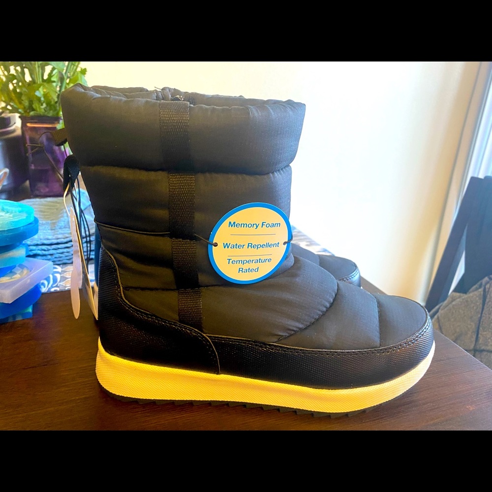 Brand new snow/ winter puffy boots size 8 keep your feet warm and cozy